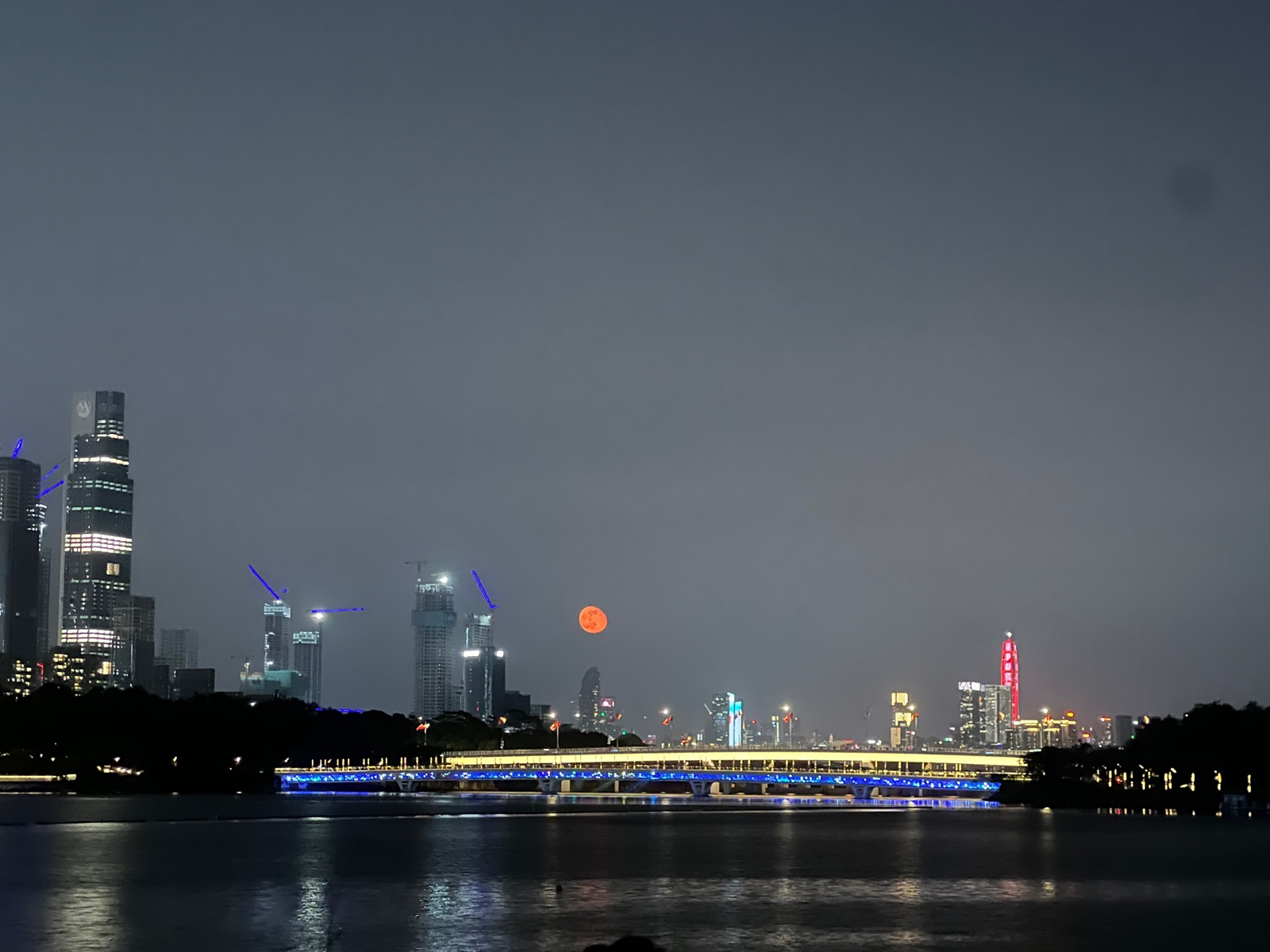 An evening walk by Shenzhen Bay